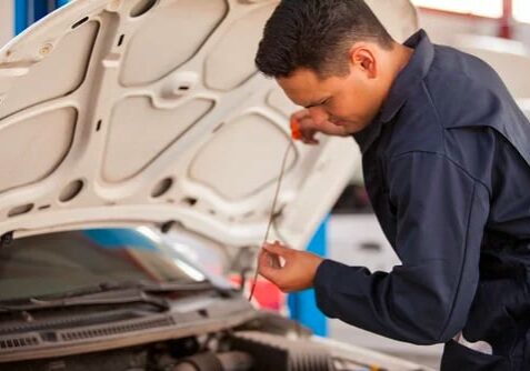 mechanic-changing-oil